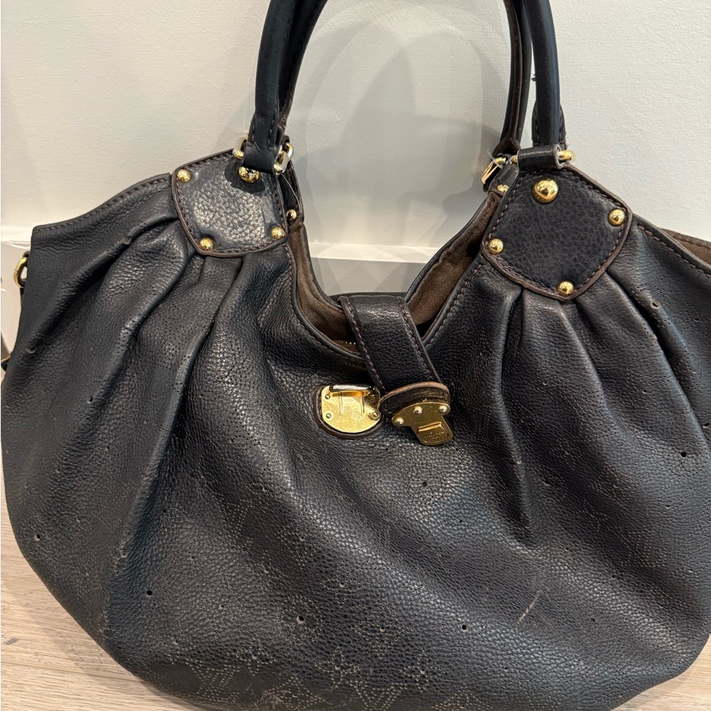 Black Leather Louis Vuitton Mahina XL hobo